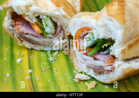 Vietnamesische Speisen, Banh mi Thit Nguoi - ist berühmt, populär Vietnam Gericht, Brot Fiiled mit Scheibe Schweinefleisch, Pastete, Vietnamesische Wurst und Gemüse wie: Karotten, Stockfoto