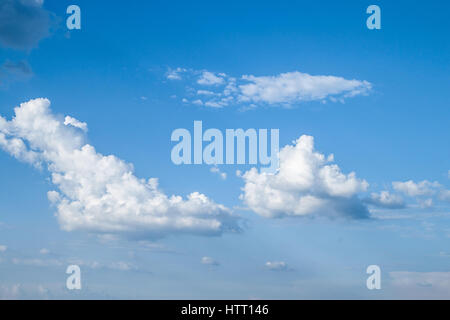 Blauer Himmel und viele kleine Wolken, als Hintergrund verwendet werden Stockfoto