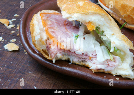 Vietnamesische Speisen, Banh mi Thit Nguoi - ist berühmt, populär Vietnam Gericht, Brot Fiiled mit Scheibe Schweinefleisch, Pastete, Vietnamesische Wurst und Gemüse wie: Karotten, Stockfoto