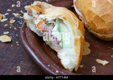 Vietnamesische Speisen, Banh mi Thit Nguoi - ist berühmt, populär Vietnam Gericht, Brot Fiiled mit Scheibe Schweinefleisch, Pastete, Vietnamesische Wurst und Gemüse wie: Karotten, Stockfoto