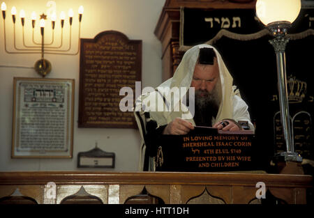 Rabbi Lesung in der Synagoge Stamford Hill North London Stockfoto