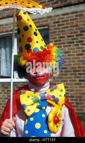 Junge gekleidet als Clown Purim Stamford Hill North London Stockfoto