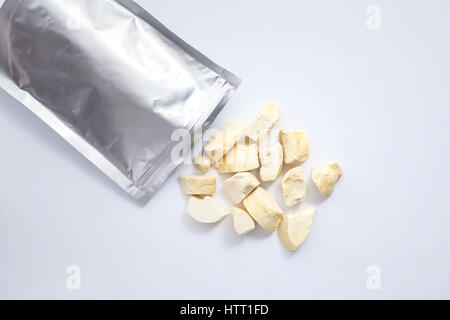 Durian Zibethinus König der Früchte Einfrieren trocken auf weißem Hintergrund köstliches Dessert leckere snack Stockfoto