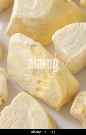 Durian Zibethinus König der Früchte Einfrieren trocken auf weißem Hintergrund köstliches Dessert leckere snack Stockfoto