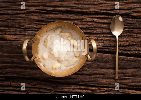 Durian Kokosmilch Klebreis Stilleben auf hölzernen Hintergrund köstliches thai Dessert lecker Stockfoto