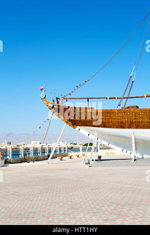 in Oman altes Boot auf dem Bürgersteig nahe dem Meer Stockfoto