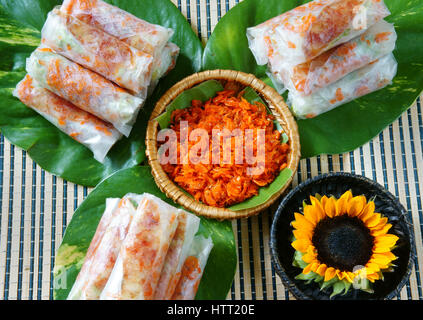 Vietnamesische Speisen, Bo bia ist street Food, Imbiss, lecker, cholesterinfrei, machen aus getrockneten Garnelen, Gemüse, Wurst, Erdnuss in Reis Pape Stockfoto