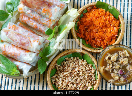 Vietnamesische Speisen, Bo bia ist street Food, Imbiss, lecker, cholesterinfrei, machen aus getrockneten Garnelen, Gemüse, Wurst, Erdnuss in Reis Pape Stockfoto