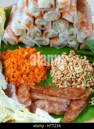 Vietnamesische Speisen, Bo bia ist street Food, Imbiss, lecker, cholesterinfrei, machen aus getrockneten Garnelen, Gemüse, Wurst, Erdnuss in Reis Pape Stockfoto