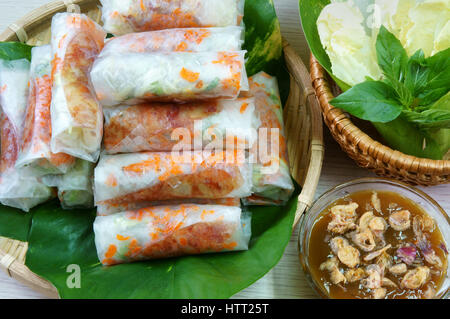 Vietnamesische Speisen, Bo bia ist street Food, Imbiss, lecker, cholesterinfrei, machen aus getrockneten Garnelen, Gemüse, Wurst, Erdnuss in Reis Pape Stockfoto