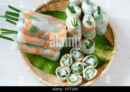 Vietnamesische Speisen, Goi Cuon ist street Food, Rollen, die köstlich, gewickelt aus Garnelen, Schweinefleisch, Gemüse, Brötchen in Reispapier mit Beilagen: Soße, Stockfoto