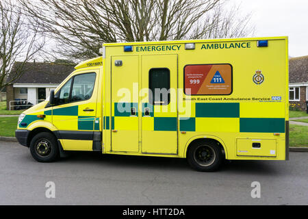 999 & 111 Telefonnummern auf der Seite einen Krankenwagen aus der South East Coast Ambulance Service NHS Foundation Trust angezeigt. Stockfoto