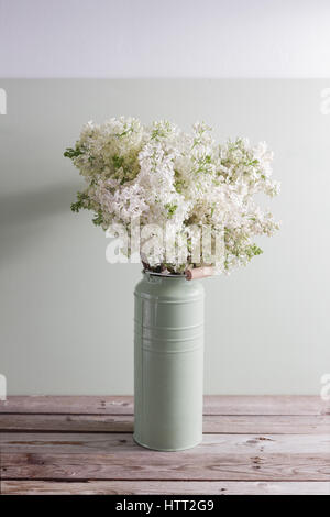 Flieder Syringa Blüten in der Vase. Frühlings-Hintergrund mit weißen Blüten in rustikalen kann auf Holztisch Stockfoto