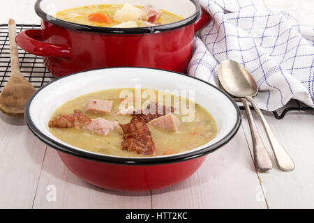 nach Hause warmen schottischen Schinken, Speck und Kartoffel Suppe Stockfoto