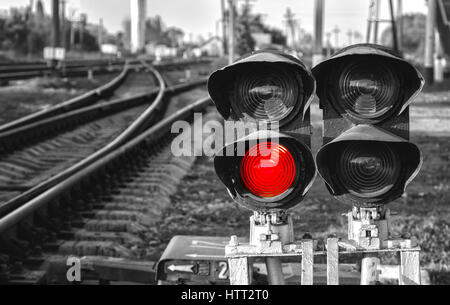 Schwarz / weiß nahe Ansicht der Ampel zeigt rotes Signal am Bahnhof. Rotes Licht Stockfoto