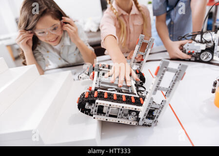 Charmante Schüler testen elektronische Spiel-Geräte in der Schule Stockfoto