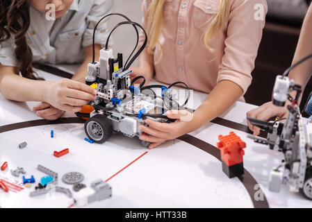 In der Lage, junge Schülerinnen und Schüler testen elektronischer Geräte in der Schule Stockfoto