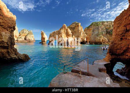 Algarve: Bootsfahrten entlang der Felsformationen und türkisfarbenen Wasser der Ponta da Piedade Stockfoto