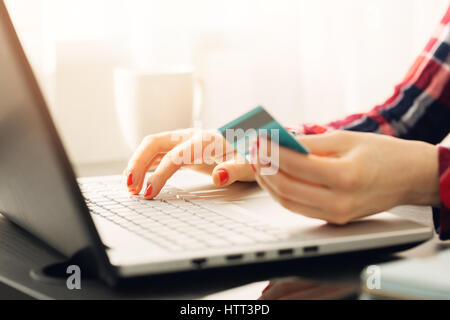 Frau Online-Zahlung mit Kreditkarte Stockfoto