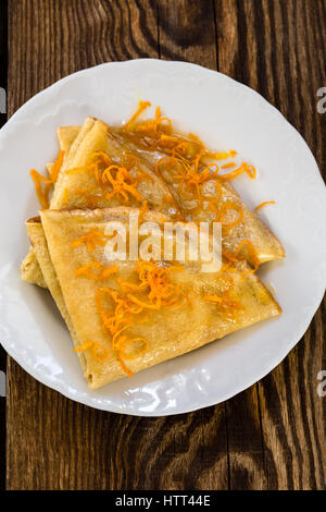 Pfannkuchen mit süßer Zitrus-Soße, klassische französische Dessert Crêpes Suzette von oben gesehen Stockfoto