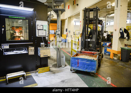 &ETH; KEIN KOMMERZIELLER EINSATZ EIN Gabelstapler bewegt eine mit 12-seitigen 1-Pfund-Münzen gefüllte Metallkiste in der Royal Mint in Llantrisant, Wales. Stockfoto