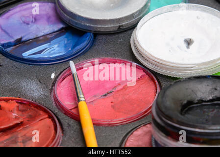 Satz von Aquarellfarben und Pinsel für die Malerei Closeup. Aquarell-Farben. Stockfoto