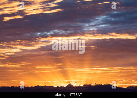 Sonnenuntergang über den Bergen in Chengdu - China Stockfoto