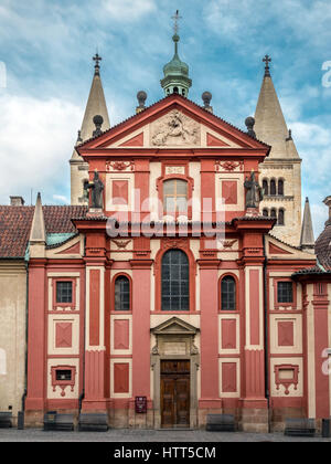 St.-Georgs Basilika auf der Prager Burg in Prag. Die am besten erhaltene romanische Kirche in Prag und das älteste Kirchengebäude in der Prager Burg Stockfoto