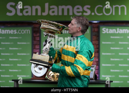 Jockey Noel Fehily mit Stan James Champion Hurdle Challenge Trophy Champion tagsüber von 2017 Cheltenham Festival in Cheltenham Racecourse. PRESSEVERBAND Foto. Bild Datum: Dienstag, 14. März 2017. Finden Sie unter PA Geschichte RACING Cheltenham. Bildnachweis sollte lauten: David Davies/PA Wire. Einschränkungen: Redaktionelle Nutzung nur geschäftliche Nutzung unterliegt der Genehmigung von The Jockey Club/Cheltenham Racecourse Stockfoto