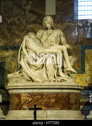 Pietà (Michelangelo) 1498-1499 in der St. Peter's Petersdom, Vatikanstadt, Rom, Italien. Stockfoto