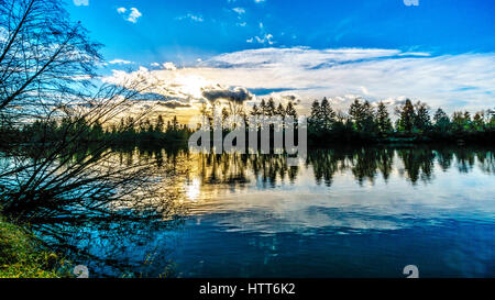 Sonnenuntergang über Derby erreichen und das Bedford, einem Seitenarm des Fraser River, betrachtet aus Brae Insel an der historischen Altstadt von Fort Langley, BC Stockfoto