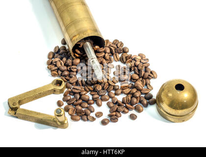 Manuelle Mühle, alte manuelle Kaffeemühle auf weiß Stockfoto