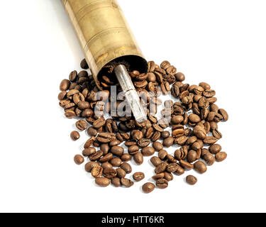 Manuelle Mühle, alte manuelle Kaffeemühle auf weiß Stockfoto