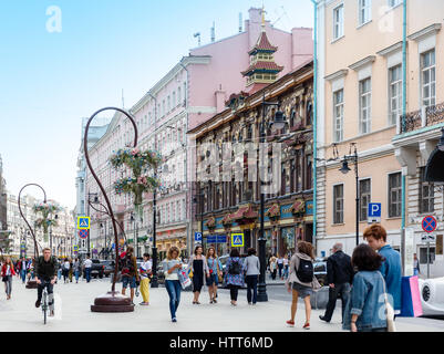 Moskau - 26. August 2016: Menschen zu Fuß auf Myasnitskaya Straße mit Blick auf die ehemalige chinesische Teehaus. Dieser Teil der ältesten Straßen in der Stadt Stockfoto