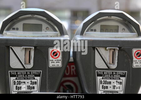 Parkuhren akzeptieren Münzen Stockfoto
