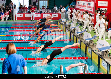 Mailand, Italien - 10. März 2017: weibliche Schwimmer beim 7. Trofeo Citta di Milano-schwimmen-Wettbewerb ab. Stockfoto