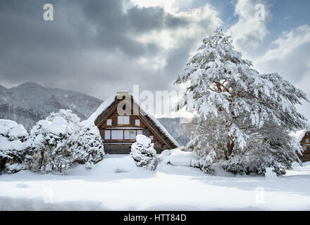 Historische Dörfer von Shirakawa-Go und Gokayama, Japan. Winter in Shirakawa-Go, Japan. Traditionellen Stil Hütten in Gassho-Zukuri Dorf, Shirakawago und Stockfoto