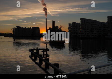 Dramatischen Sonnenuntergang über Neubauten, genommen von der Fahrrad-Schlange-Brücke, Kopenhagen, Dänemark Stockfoto