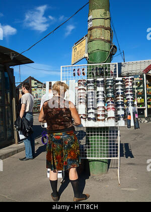 Frau wählt der Sonnenbrille in der Straßenhändler. St. Petersburg, Russland, 07. 2006 Stockfoto