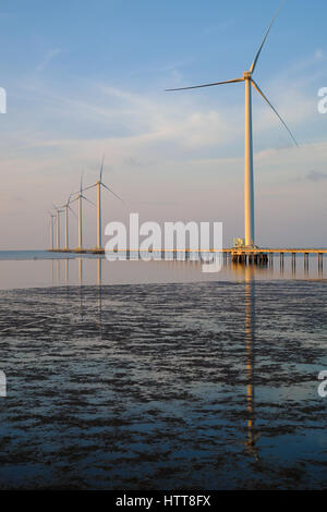 Gruppe Windturbinen Bac Lieu Windkraftanlage im Mekong-Delta, Vietnam. Windmühle am Morgen am Baclieu Meer, saubere Energie für Viet Nam-Industrie Stockfoto