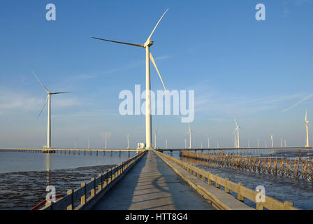 Gruppe Windturbinen Bac Lieu Windkraftanlage im Mekong-Delta, Vietnam. Windmühle am Morgen am Baclieu Meer, saubere Energie für Viet Nam-Industrie Stockfoto