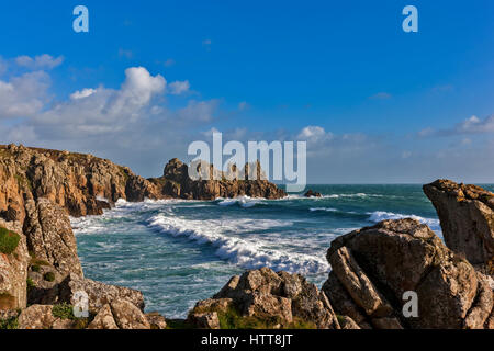 Pedn Vounder Strand von den Klippen. 28. Februar 2017. Stürmischen Wolken vorbei. Mit schönen Winter Sonnenlicht und einer Flut. Barry Bat © Stockfoto