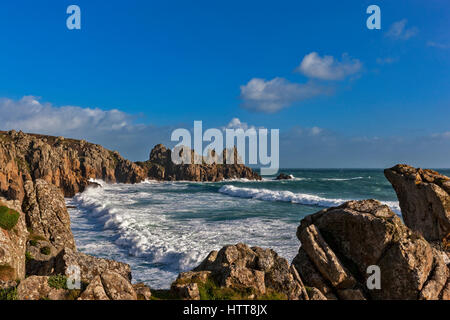 Pedn Vounder Strand von den Klippen. 28. Februar 2017. Stürmischen Wolken vorbei. Mit schönen Winter Sonnenlicht und einer Flut. Barry Bat © Stockfoto