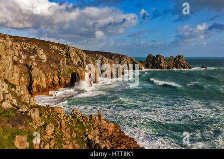 Pedn Vounder Strand von den Klippen. 28. Februar 2017. Stürmischen Wolken vorbei. Mit schönen Winter Sonnenlicht und einer Flut. Barry Bat © Stockfoto