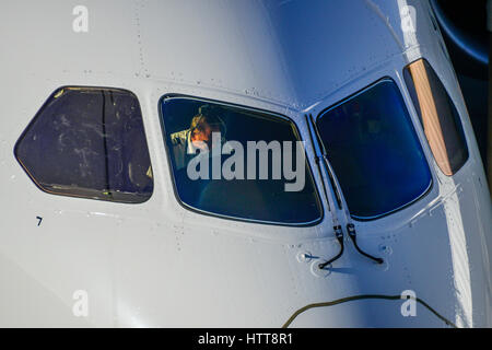 Schuss von Cockpit-Bereich von einer Boeing 787 breite Körper Flugzeugen an einem Flughafenterminal in der Nähe. Stockfoto