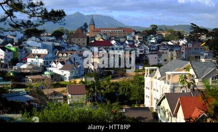 DA LAT, VIET NAM - DEC 30: Panorama von Dalat Stadt von Tran Hung Dao Street, Residenz unter Kiefernwald, alten Architekten weit weg, Städtisches Motiv auf m Stockfoto