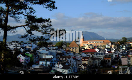 DA LAT, Vietnam, Panorama von Dalat Stadt von Tran Hung Dao street, Residenz unter Kiefernwald, alten Architekten weit weg, Vietnam Stockfoto