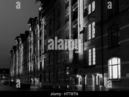 Hamburg, Deutschland - 9. März 2017: The Head Office der Hafen Verwaltung Hamburg Port Authority in der Speicherstadt in der Nacht in schwarz und weiß. Stockfoto