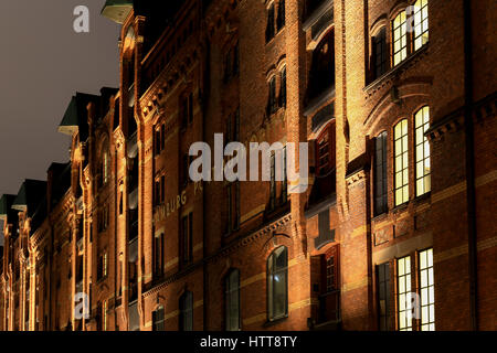 Hamburg, Deutschland - 9. März 2017: The Head Office der Hafen Verwaltung Hamburg Port Authority in der Speicherstadt in der Nacht. Stockfoto