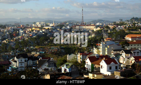 DA LAT, Vietnam, Panorama von Dalat Stadt von Tran Hung Dao street, Residenz unter Kiefernwald, alten Architekten weit weg, Vietnam Stockfoto